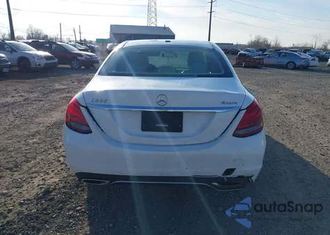 2015 Mercedes-Benz C 300 4Matic z USA, uszkodzony, nr VIN 55SWF4KB9FU036356